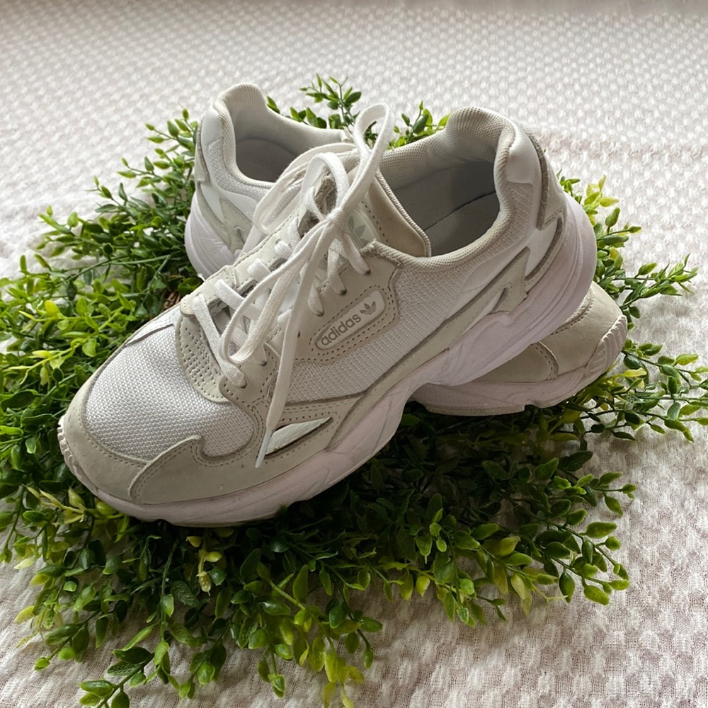 Adidas Torsion White and Beige Tennis Shoe Size 7